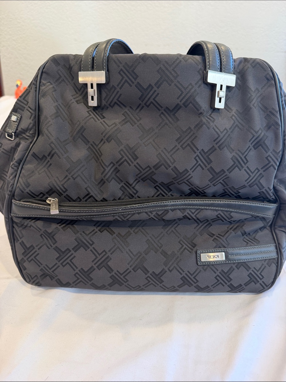 Tumi satchel signature bag outer is in EUC